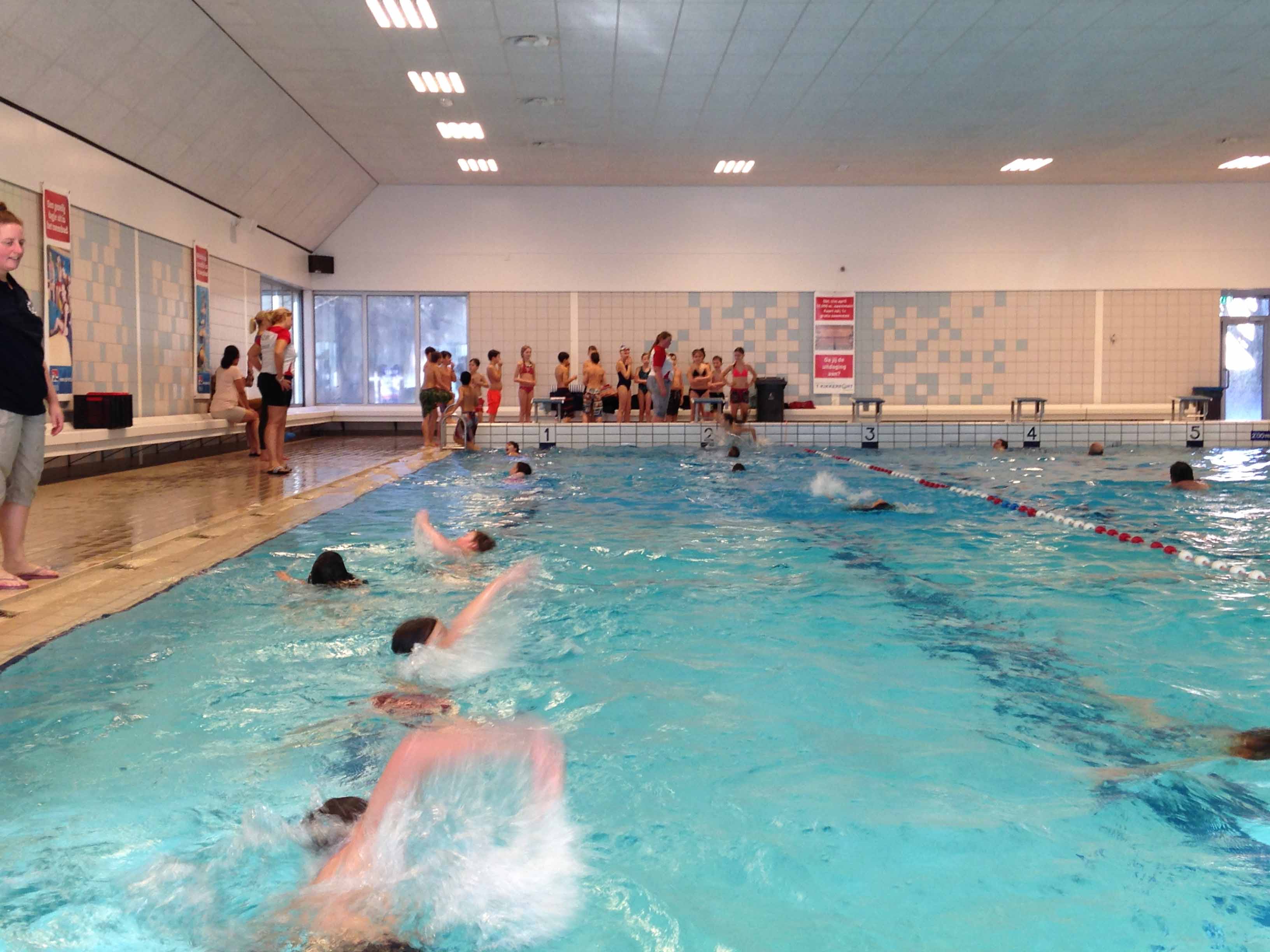 Zwemmen tijdens gym in Breukelen